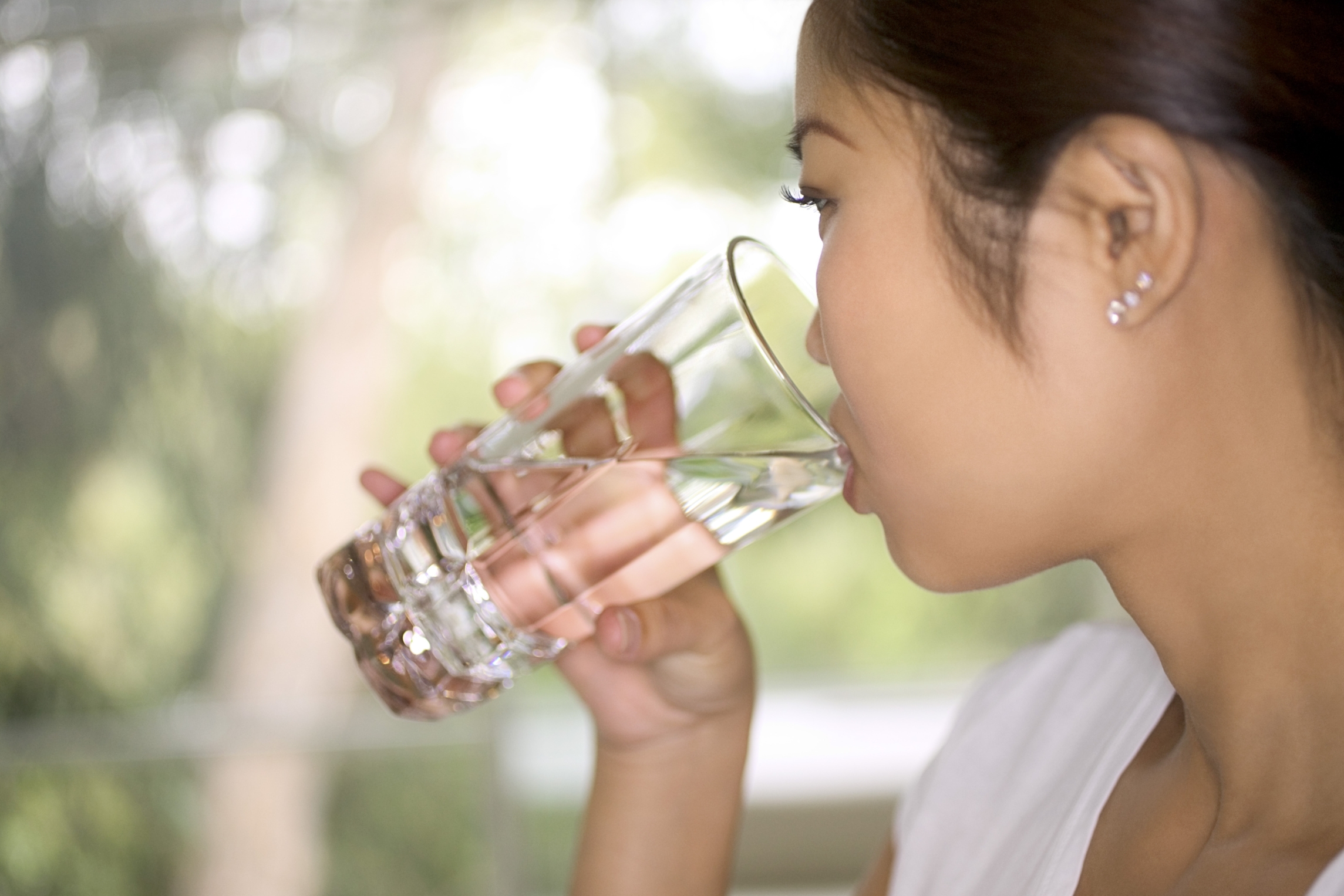 Можно ли пить проточную воду. Вода со вкусом. Питье Минеральных вод. Привкус воды. Пробует воду.