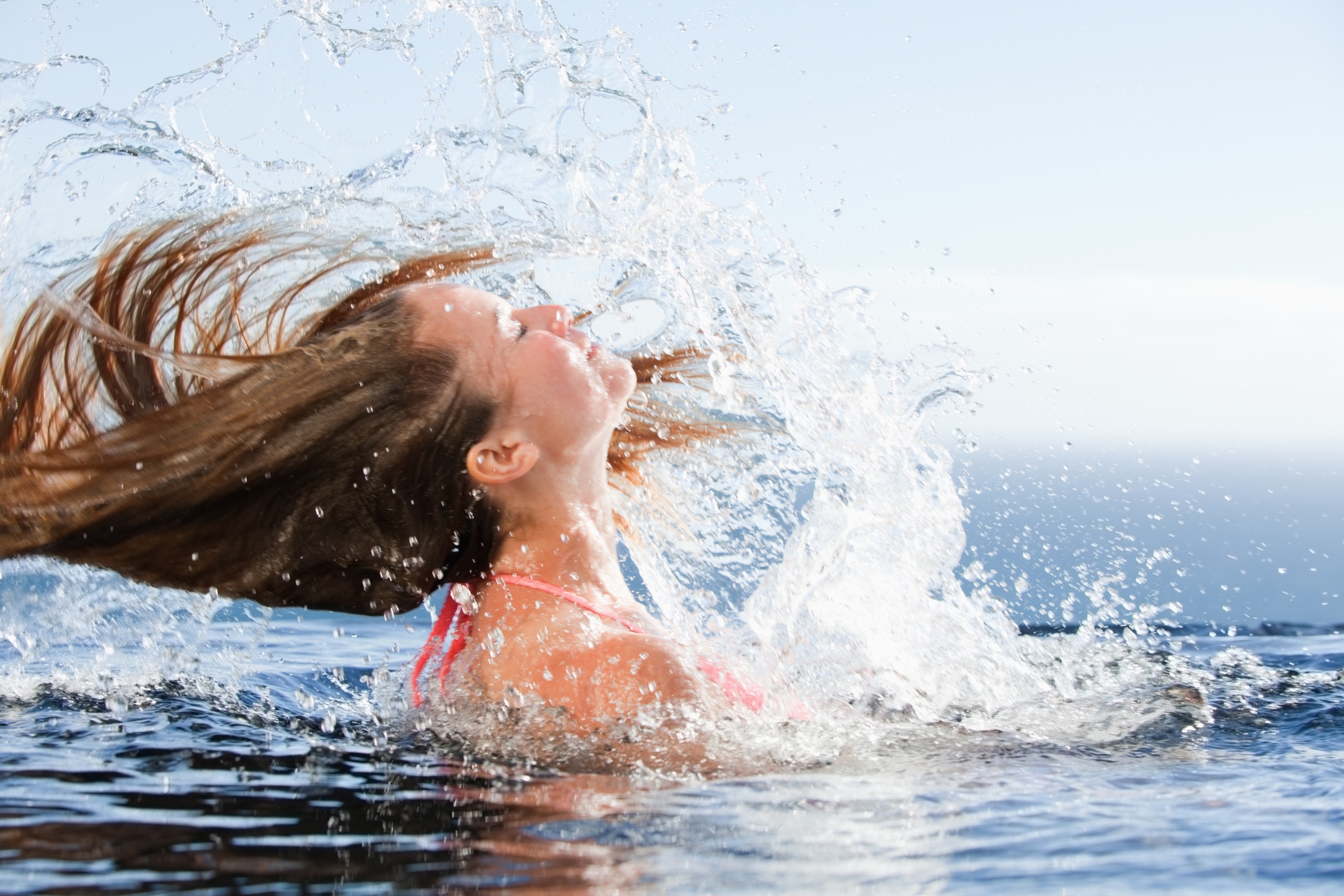 Волнующий воду. Девушка в брызгах воды. Девушка в воде. Девушка выныривает из воды. Девушка волосы вода.