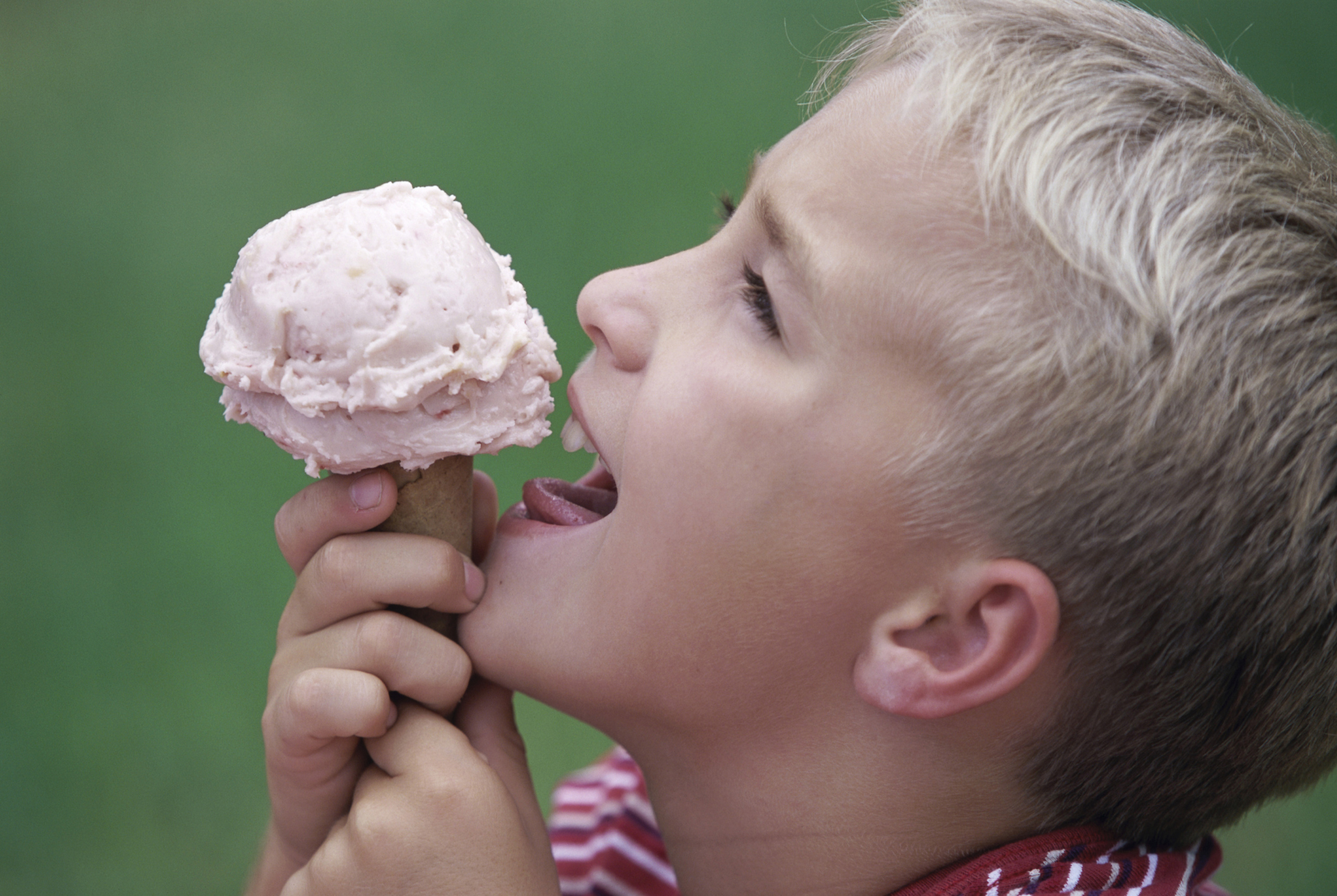 Ребенок с мороженым. Мальчик ест мороженое. Маленькая девочка ест мороженое. Дети едят мороженое. They likes ice cream