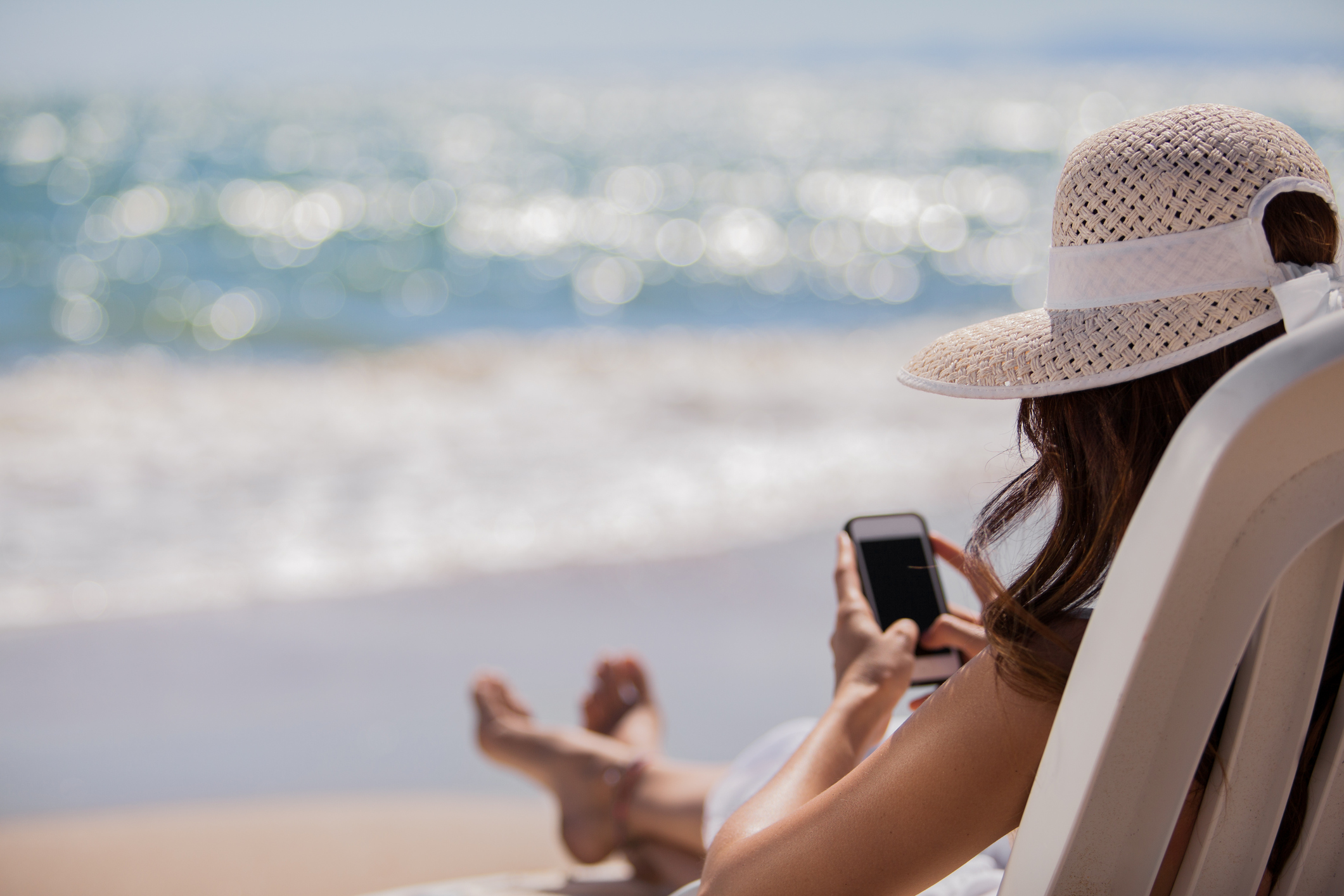 Заграница телефоны. Девушка со смартфоном. Телефон на пляже. Девушка на море с телефоном. Роуминг.