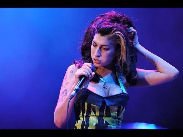 Subastan ropa y objetos de Amy Winehouse