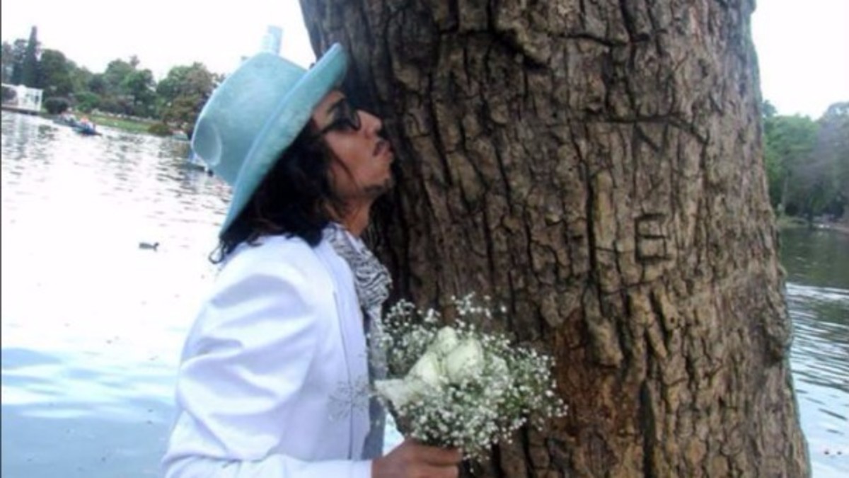 Un actor se ha casado con un árbol