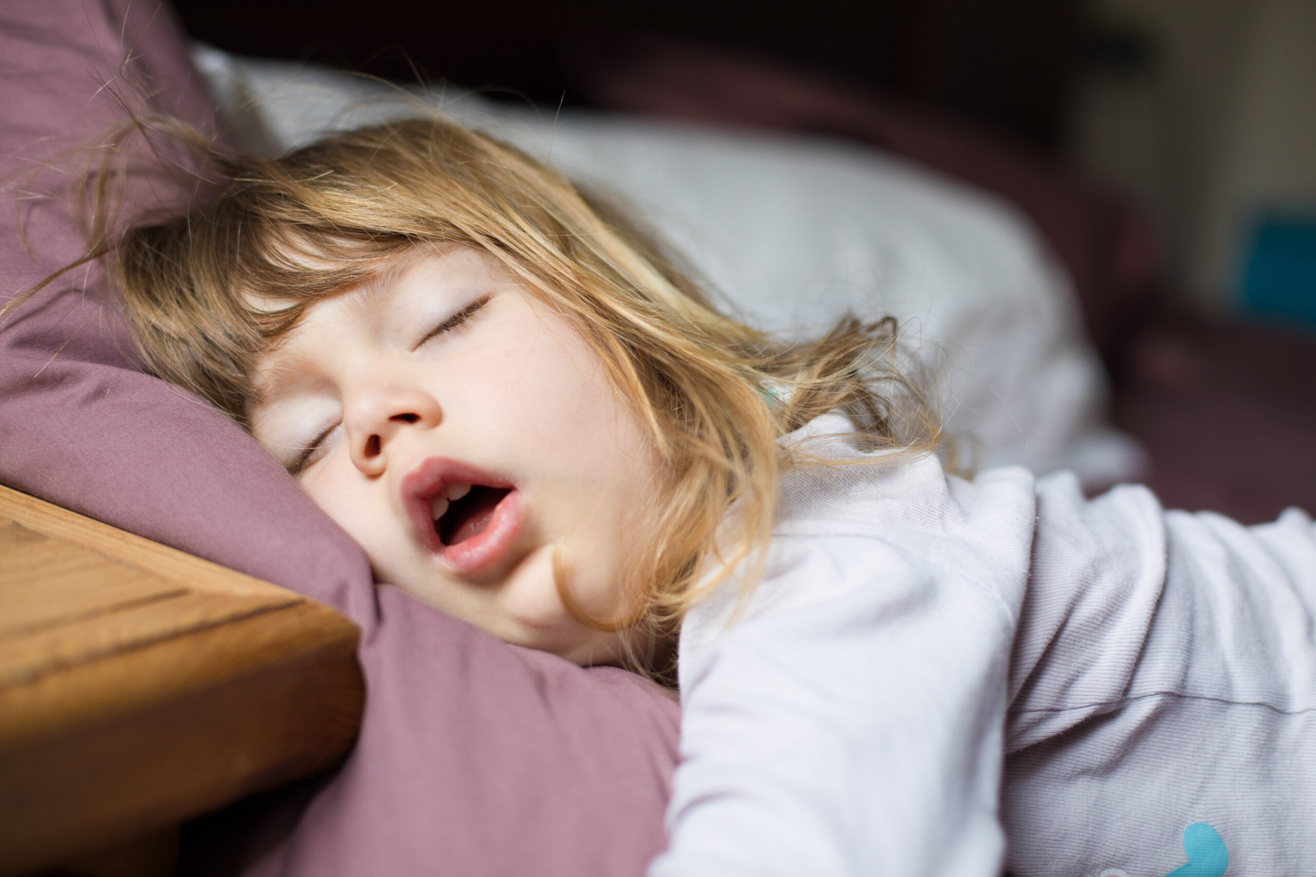Можно детей будить. Сон ребенка. Дети с открытым ртом.