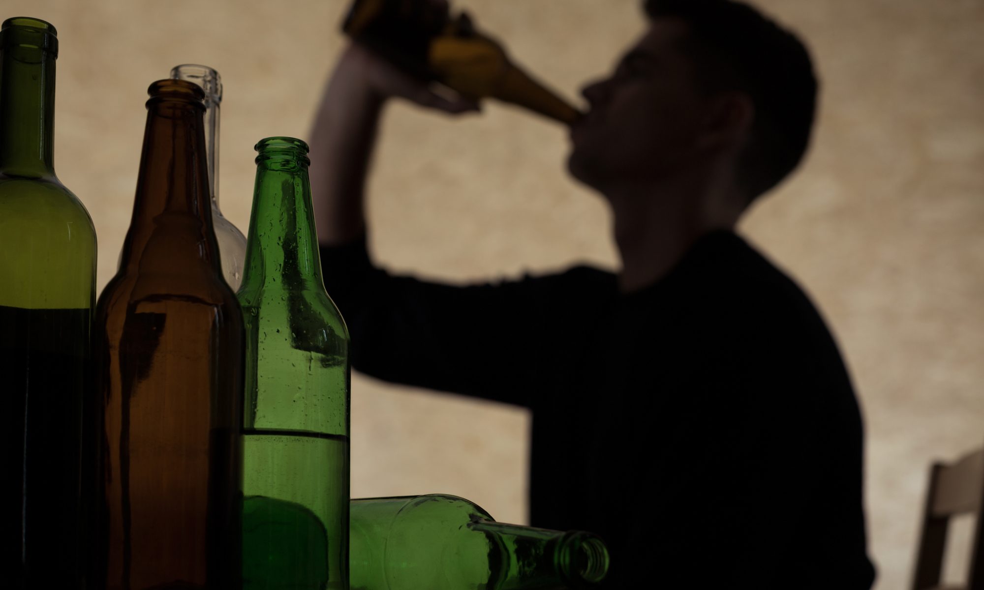 Jóvenes prefieren atracón de alcohol