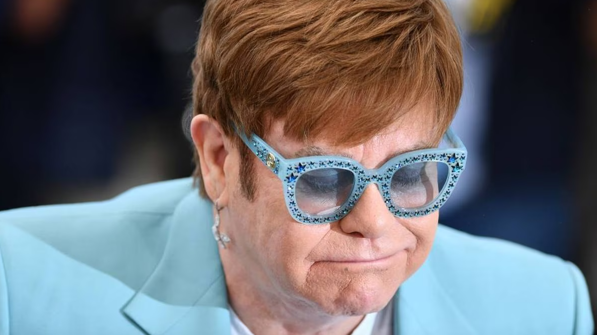 Elton John ya está en casa recuperado