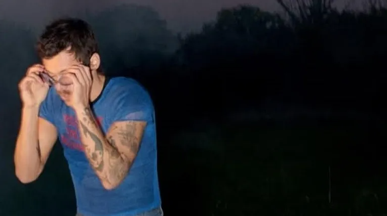 Harry Styles vuelve a escena con brillo disco y fecha marcada en rojo