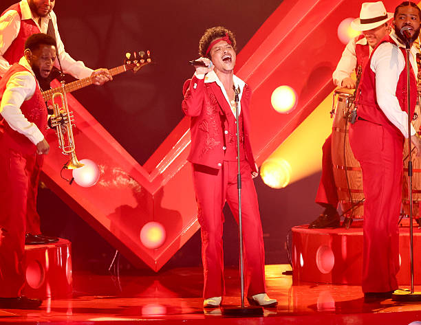 Bruno Mars muestra su nuevo álbum (¡y saca de la lista dos hits!)