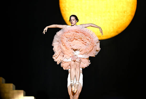 Rosalía convierte su gira en una pasarela teatral