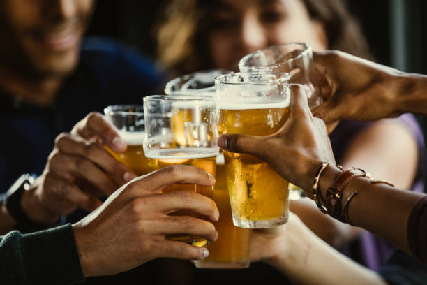 Los jóvenes cambian sus hábitos con el alcohol: menos consumo, pero sigue muy presente en el ocio